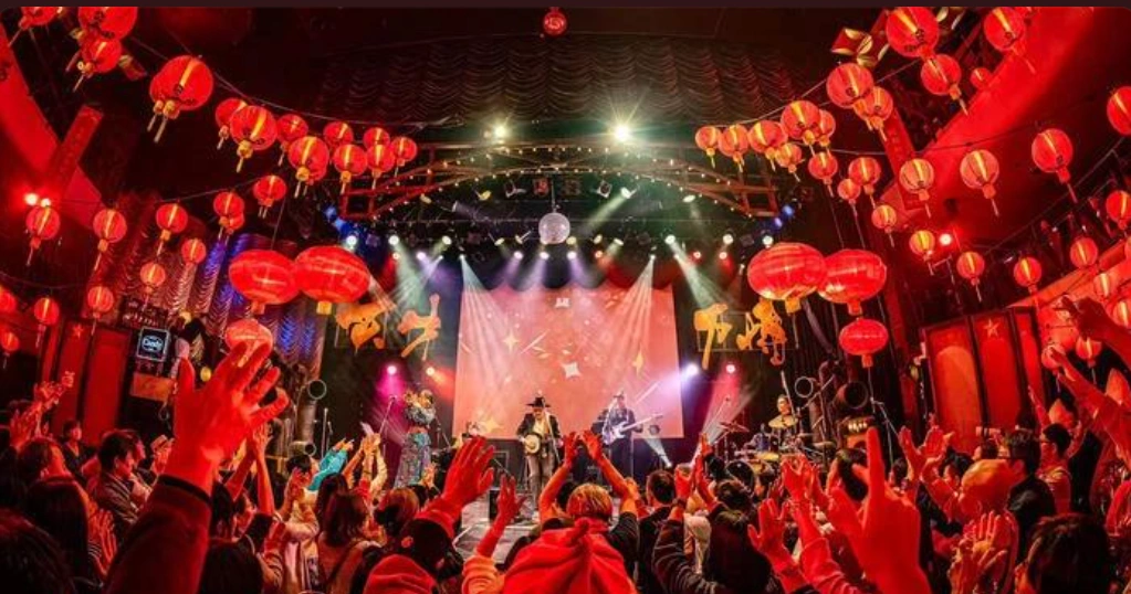 赤提灯とライブステージのトップビジュアル